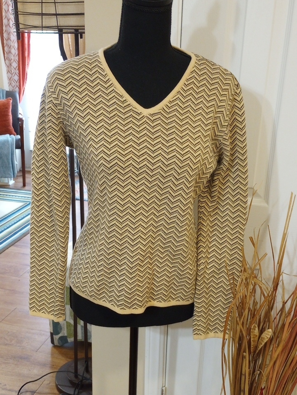 Liz Claiborne Cream and Black V-Neck Chevron Sweater